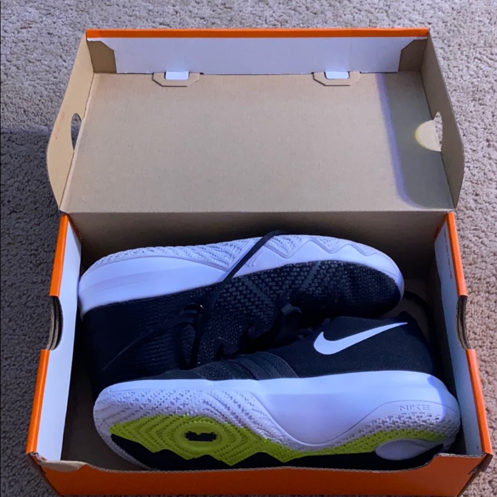 Black kyrie Flytrap court sneakers